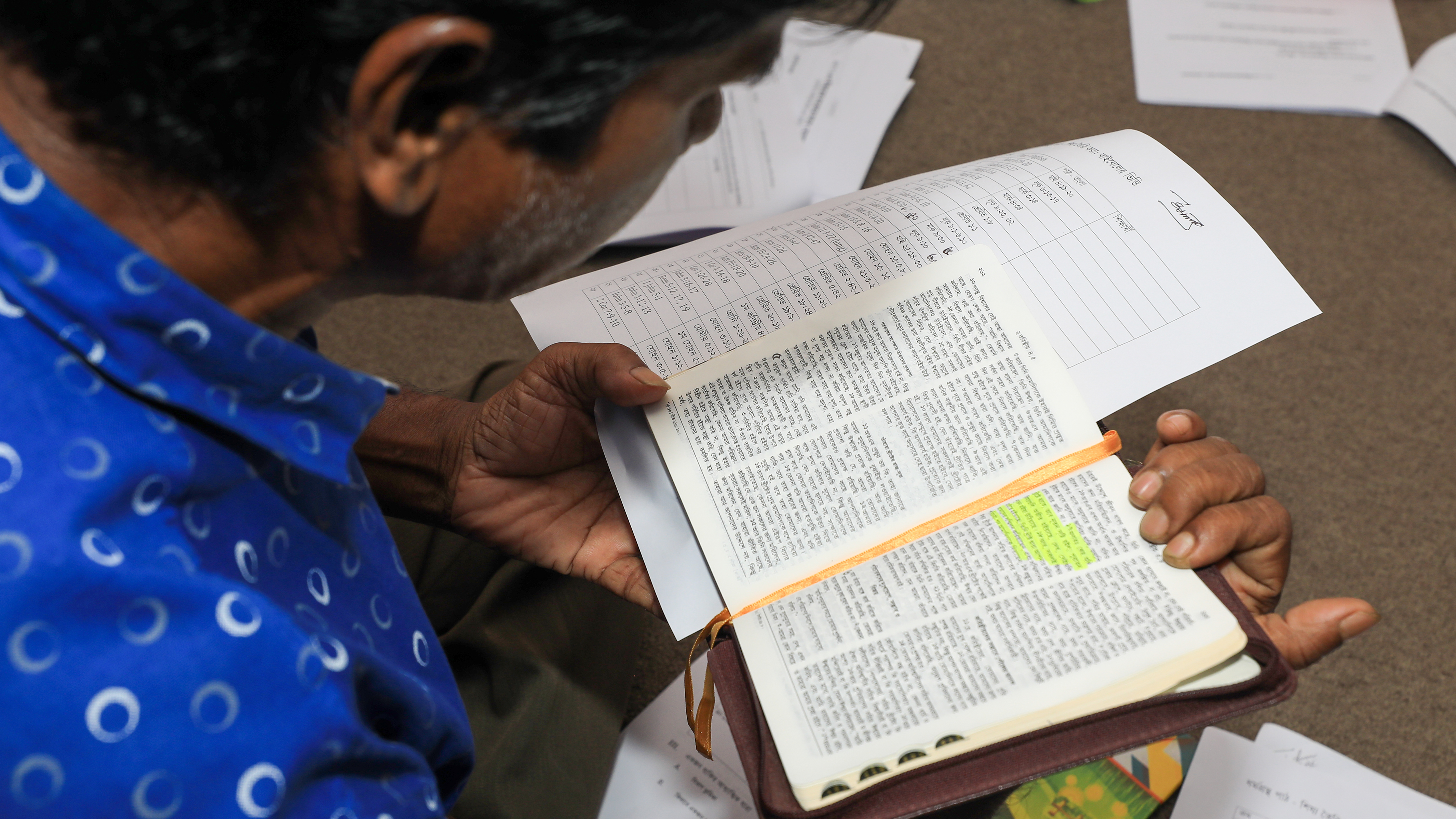 Donner des Bibles aux croyants persécutés